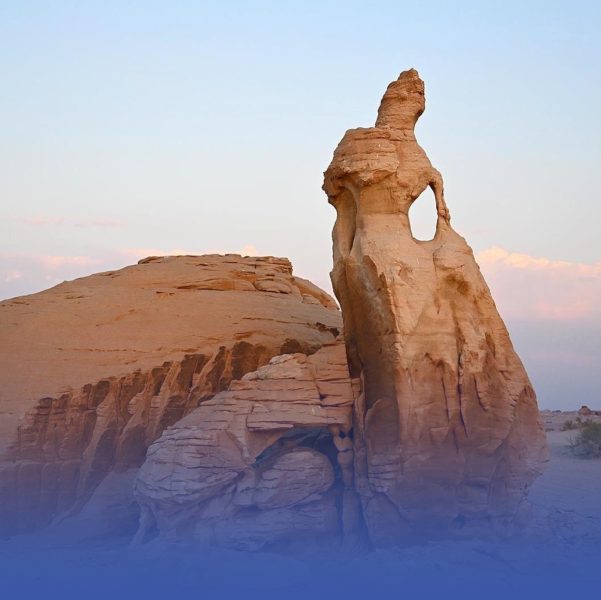 اكتشف روعة التكوينات: صخرة العروسة العلا في شمال غرب المملكة