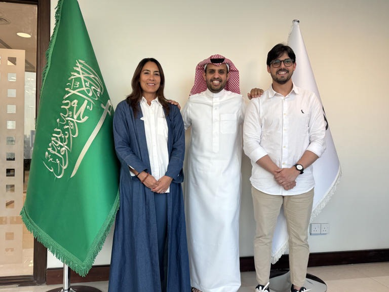 مستقبل تكنولوجيا البناء الذكية: شراكة WakeCap وTrackfy