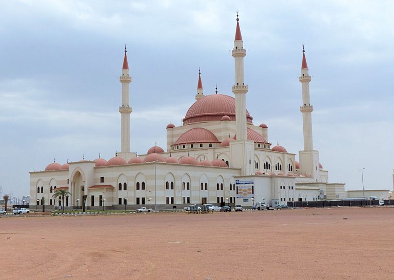 مسجد الراجحي: تجربة روحانية وثقافية في قلب حائل