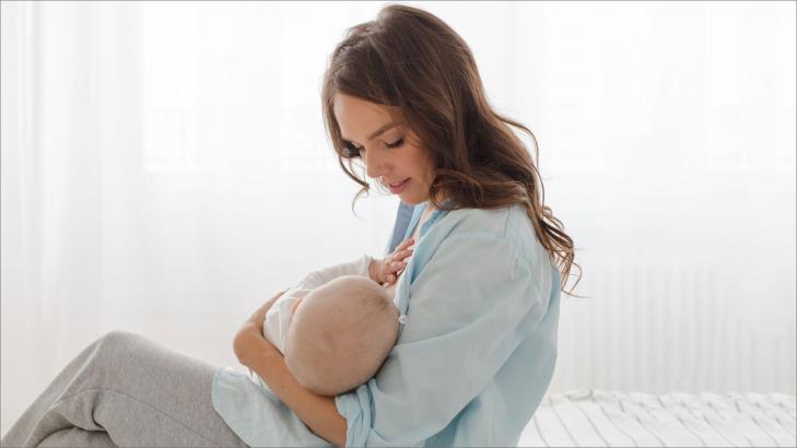 الرضاعة الطبيعية: دليل الأمهات الشامل لتغذية صحية ونمو مثالي