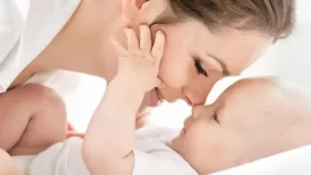 التعافي بعد الولادة: دعم المجتمع والأصدقاء