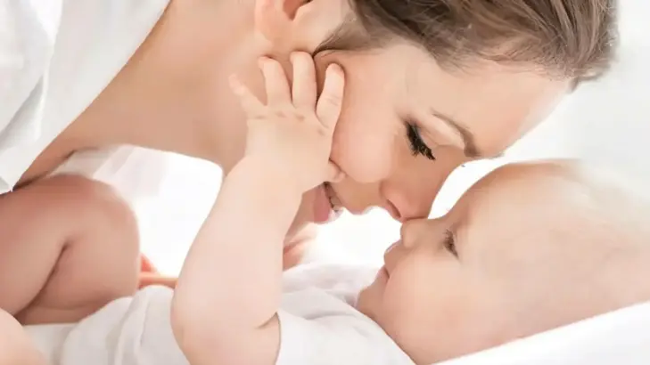 التعافي بعد الولادة: دعم المجتمع والأصدقاء