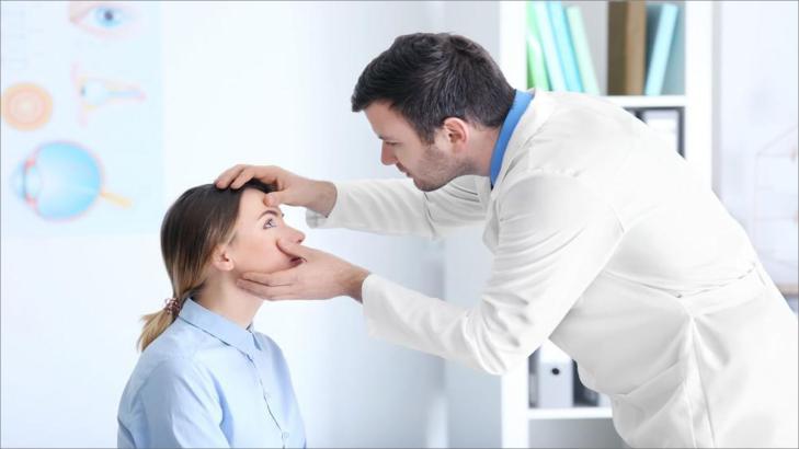 أسباب ظهور عوائم العين: الوقاية والرعاية المنزلية