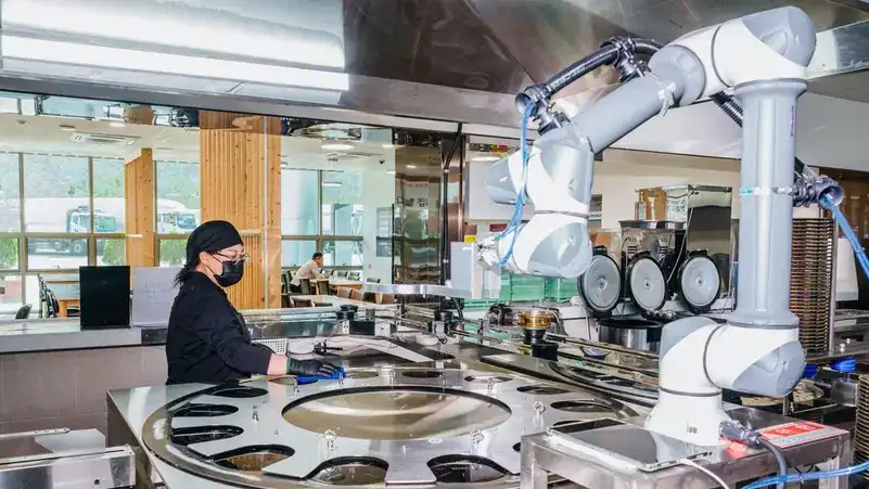 التحول التكنولوجي: الروبوتات تغزو محطات الاستراحة