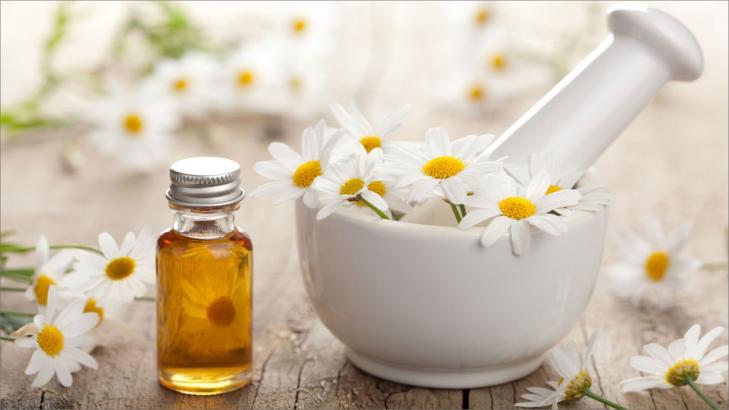 جمال وصحة: كيف تستخدم البابونج للحصول على شعر وبشرة مثالية