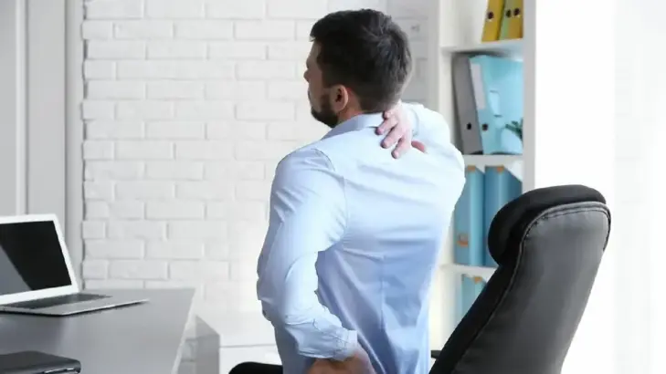 الوقاية من آلام الظهر والرقبة: تحسين بيئة العمل لصحتك