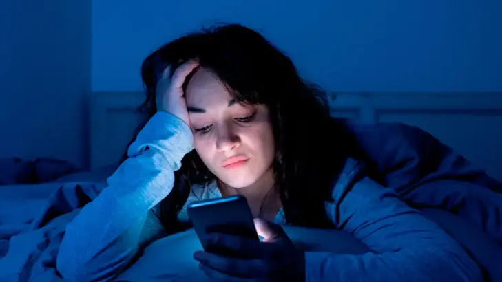 تأثير الشاشات الإلكترونية على النوم: وأهمية عادات النوم الصحية