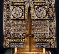 باب الكعبة المشرفة: من الفتحة إلى التحفة الذهبية