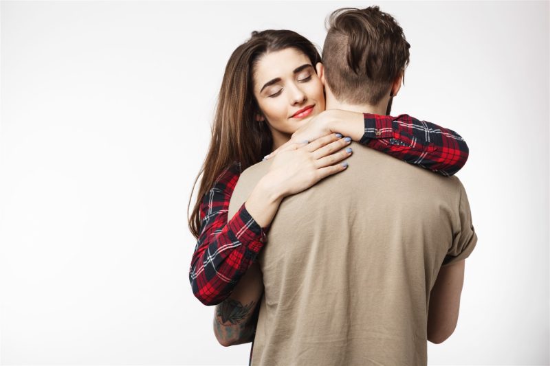 العلاقة الزوجية: كيف يقوي العناق الروابط بعد العلاقة الحميمة