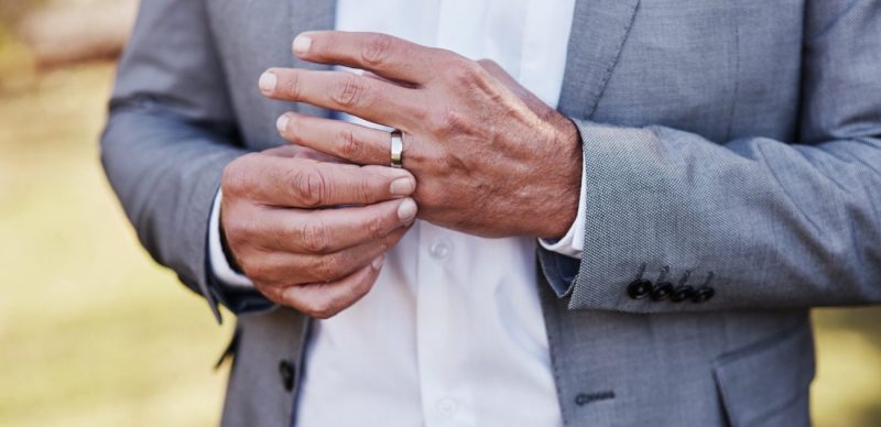أين يلبس الخاتم للرجل: دليل شامل وأفضل النصائح