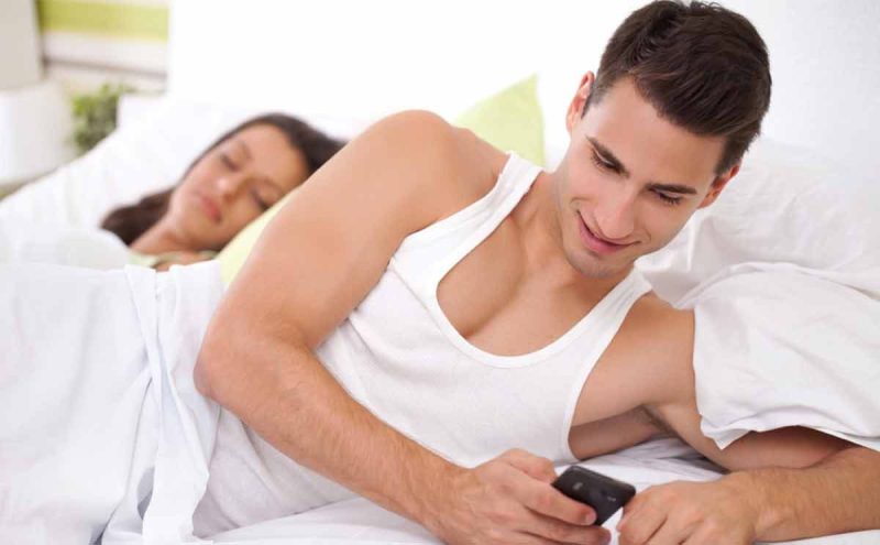 علامات الخيانة الزوجية: هل تخفي العلاقة الحميمة أسرارًا؟