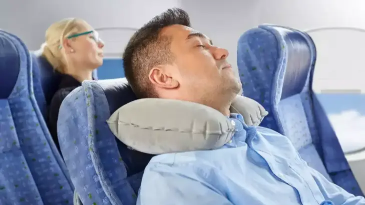 نوم مريح أثناء السفر: نصائح لتحسين جودة نومك في الطائرة