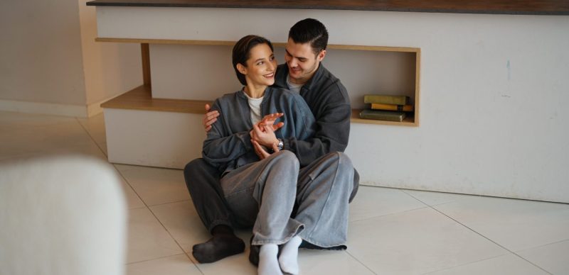 الاستماع في العلاقة الزوجية: قوة الإصغاء في تقوية الروابط