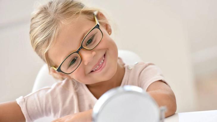 النظارة الطبية لطفلك: كيف تجعل تجربة ارتدائها إيجابية وممتعة؟