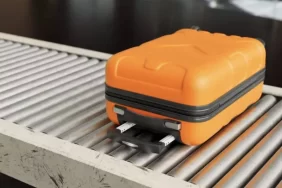 كيف تستفيد من ملصق 'قابل للكسر' لتسريع استلام الحقائب في المطارات