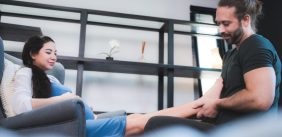 انجذاب الأقدام: دليل الزوجة لفهم رغبات الزوج