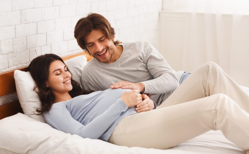 الوضعيات المثالية للحامل في الشهر الثامن: استشارة الخبراء