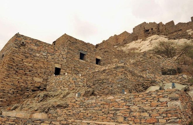 جمال الفن المعماري في الباحة: استكشاف قرية ذي عين والقرى الأخرى