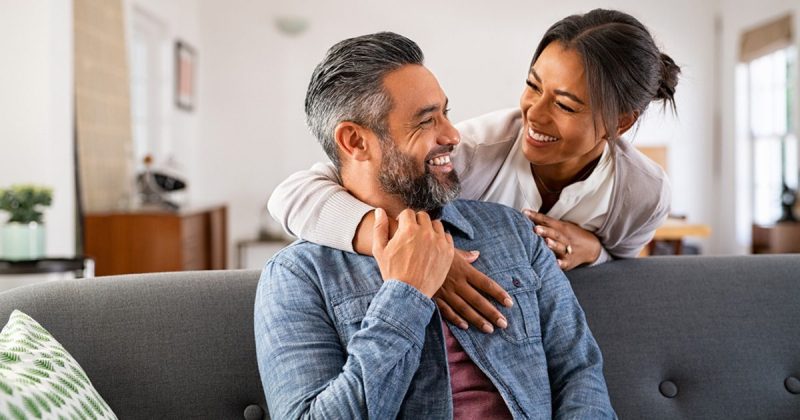 العلاقة الحميمة: كيف تحافظين على شغف زوجكِ بحركات بسيطة؟