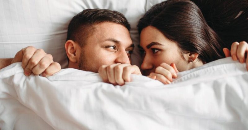 التعامل مع الزوج الخجول: مفاتيح السعادة الزوجية