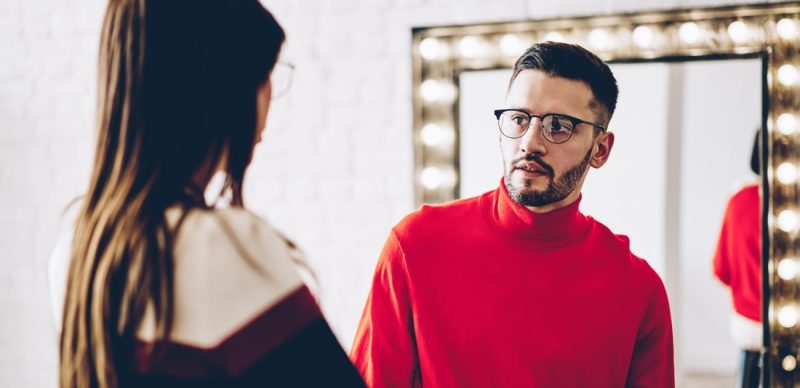 نظرات الرجل: دليل المرأة لفهم الإعجاب والمشاعر الخفية