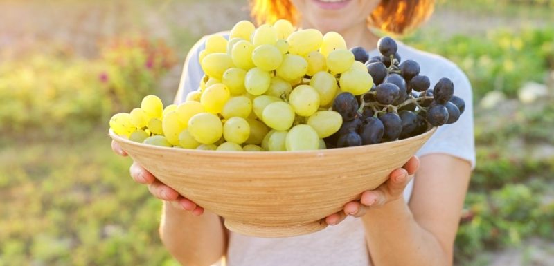 أسرار فوائد العنب: لصحة جنسية قوية وحياة مليئة بالنشاط