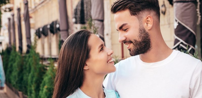 دليلكِ إلى نظرات الحب: اكتشفي المشاعر الدفينة