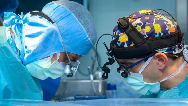 إنجاز طبي: زراعة جهاز تنظيم ضربات القلب ينقذ حياة طفلة سعودية