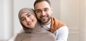 كيف تجعلين زوجك يحبك: خطوات عملية لحياة زوجية سعيدة