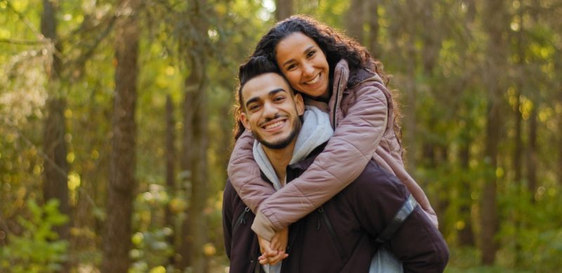 كيف تجعلين الرجل يحبك بجنون: أفعال صغيرة تصنع المعجزات