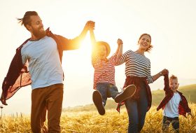 من البداية إلى النهاية: نظرة شاملة على مراحل الحياة الزوجية