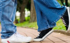 المرأة القصيرة: روح الدعابة والتواضع وأثرهما في العلاقة الزوجية