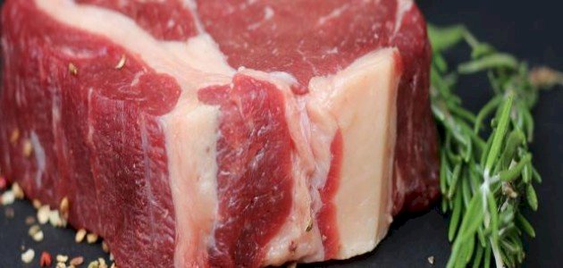 من رأى لحمًا نيئًا في المنام: كل ما تحتاج معرفته عن تفسير الحلم