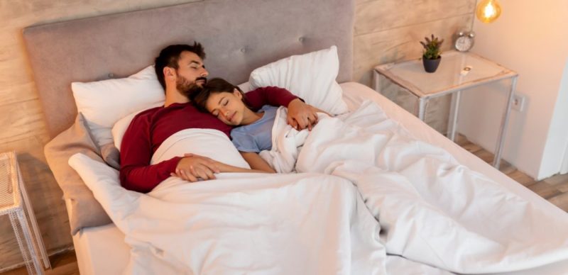 احتضان الزوجة: كيف يعيد بناء الثقة ويقوي الرابط الزوجي؟