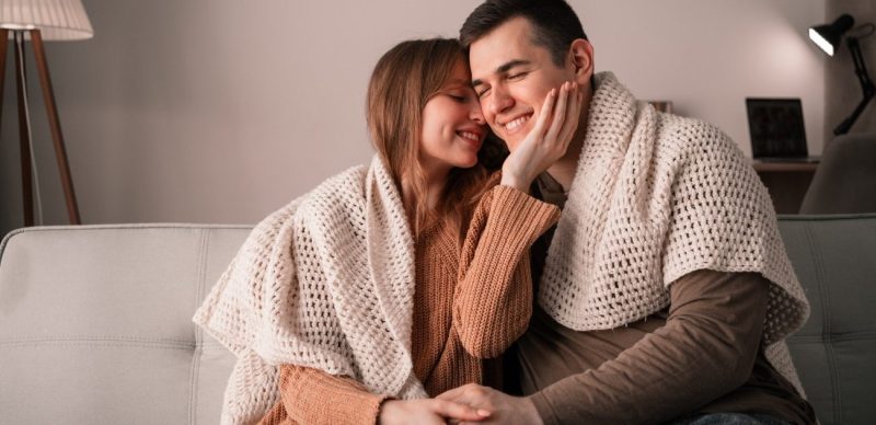 كل ما تحتاجين معرفته عن علامات الانجذاب العاطفي عند الرجل