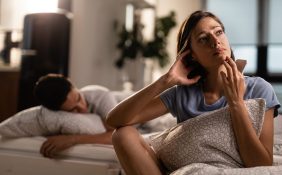 القلق بعد الولادة: استراتيجيات بسيطة لتعزيز العلاقة الزوجية