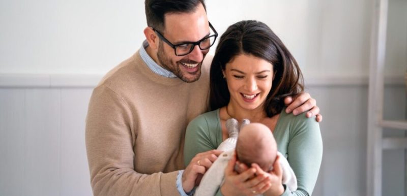 تعزيز السعادة الزوجية: استراتيجيات فعالة للأزواج بعد الإنجاب