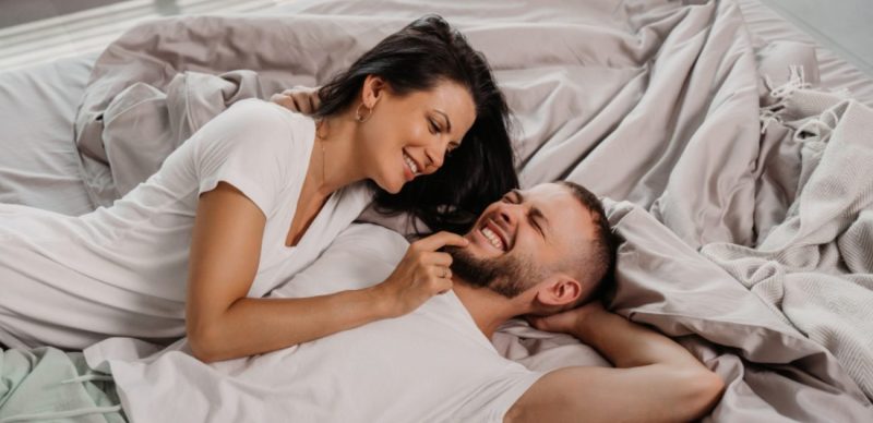 الكلام الجنسي بين الزوجين: كيف تبني الثقة والتفاهم؟