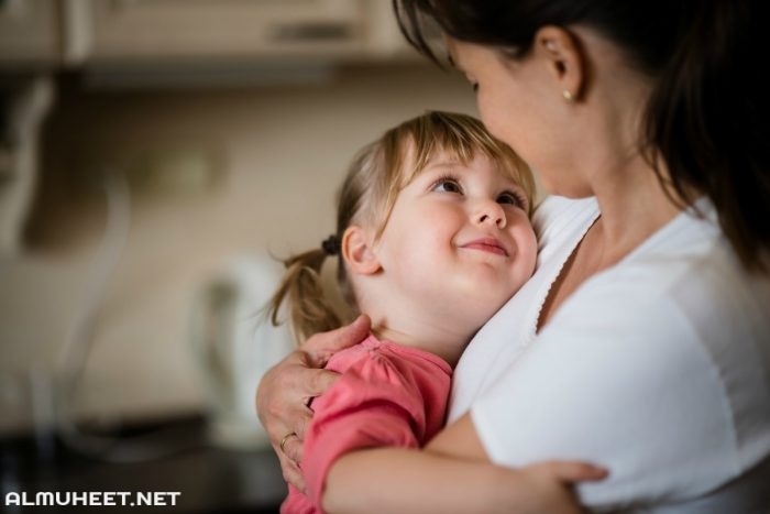 إشارات الحب: كيف تفهمين علامات حب الطفل لكِ؟