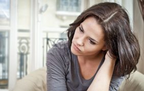 الإفرازات المهبلية: الأعراض، الأسباب، والعلاج