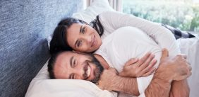 كل ما تحتاجين معرفته عن علامات حب الرجل للجنس