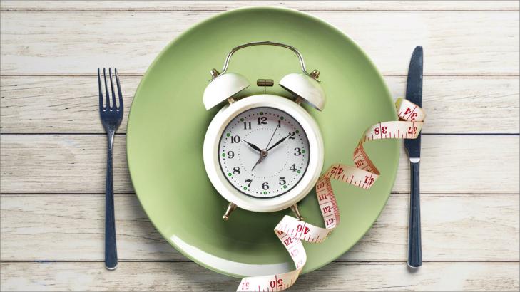 استراتيجيات فعالة: دمج الصيام المتقطع في روتينك اليومي