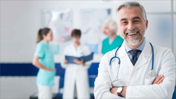 من الخوف إلى الثقة: إقناع شخص بزيارة الطبيب