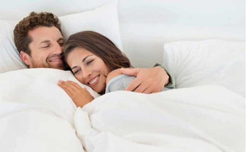 أسرار السعادة الزوجية: لماذا العناق أهم من العلاقة الحميمة؟