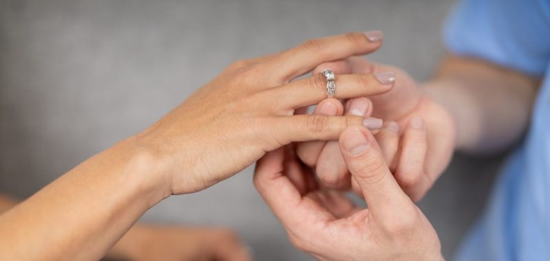 علامات قرب الخطوبة: بين الأحلام والواقع