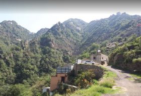 من القمم الشاهقة إلى المدرجات الخضراء: رحلة إلى جبال فيفاء