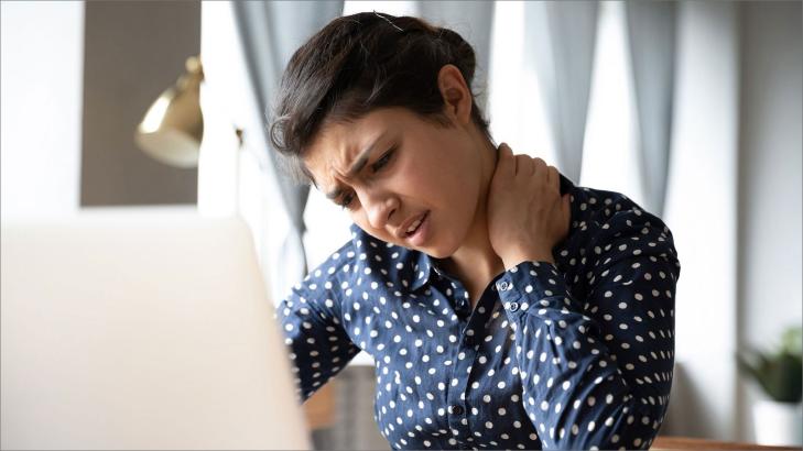 اجعل بيئة عملك صحية: نصائح للتخلص من آلام الرقبة