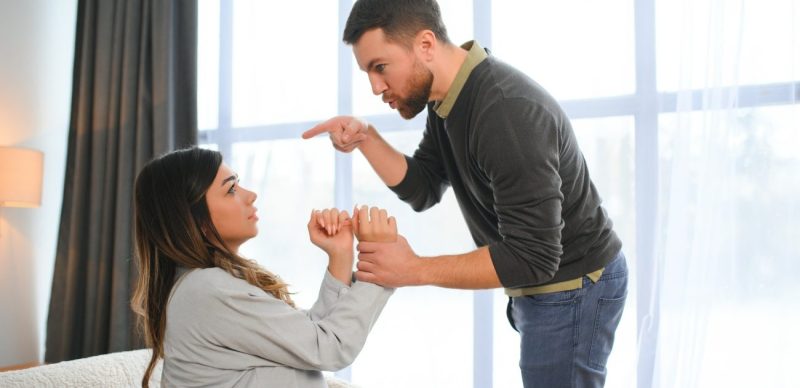 الحقيقة المره أم الكذب الأبيض: أيهما أفضل لحياة زوجية سعيدة؟