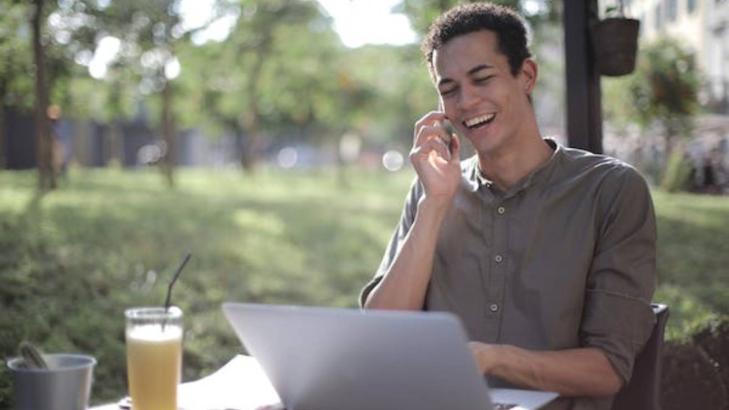 التغلب على الضحك العصبي: تقنيات مثبتة للتعامل مع التوتر
