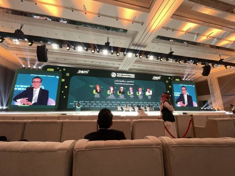 صناعة الإعلام: كيف تتكيف المؤسسات التقليدية مع العصر الرقمي؟